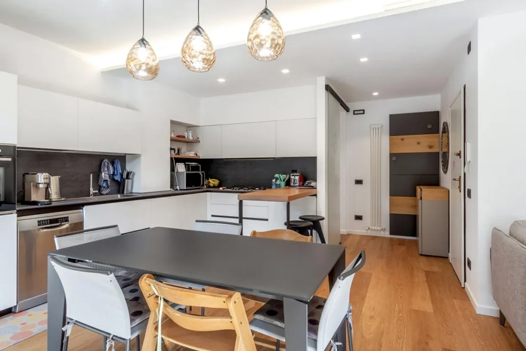 Cucina a vista con tavolo da pranzo in un appartamento a Camogli