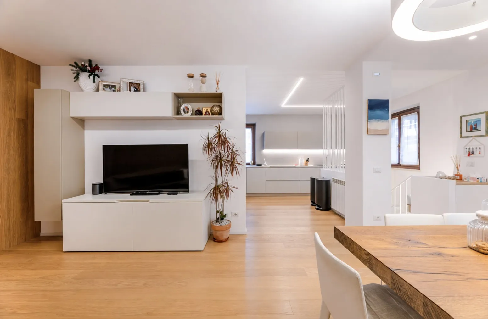 Soggiorno con libreria e parquet in rovere in un appartamento alla Foce