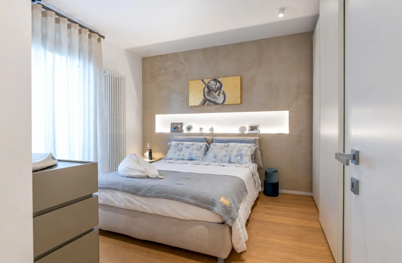 Bagno lineare con mobile blu, lavanderia e doccia in vetro