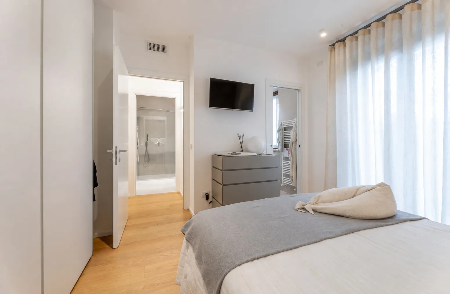 Soggiorno con cucina a vista e soffitto illuminato da una gola LED