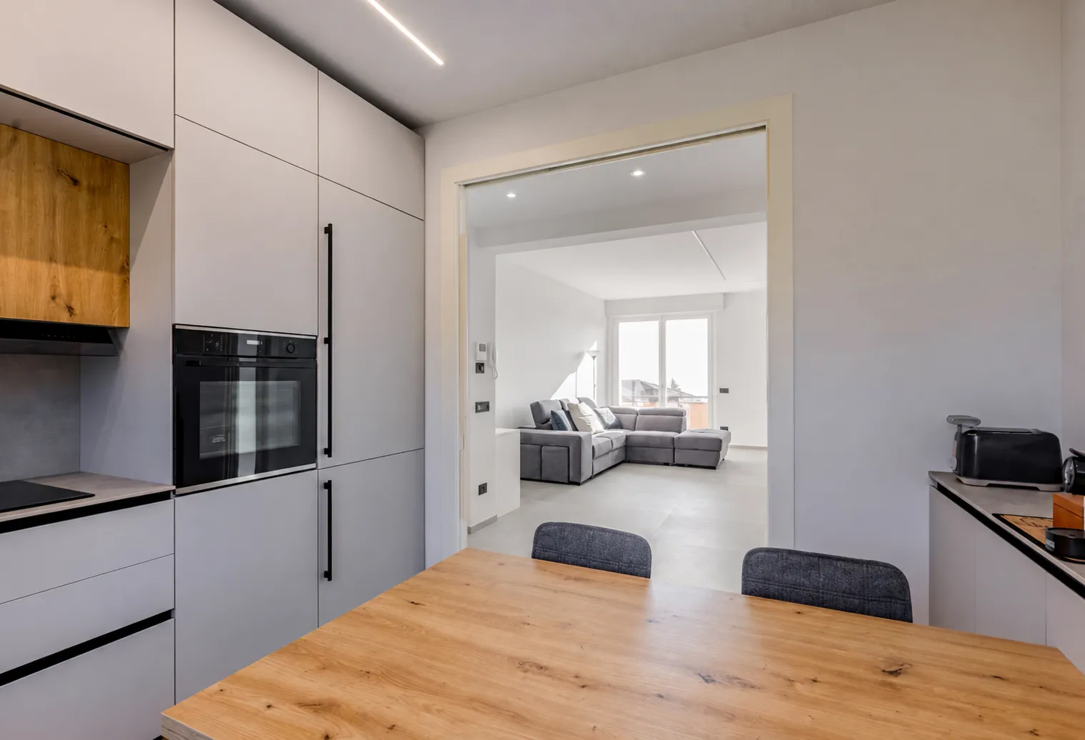 Cucina a vista con tavolo da pranzo in una casa ristrutturata a Pegli